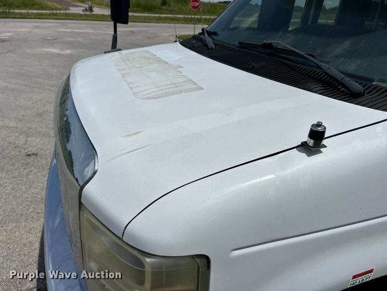 image for item FC2800 2009 Ford E350 Super Duty shuttle bus