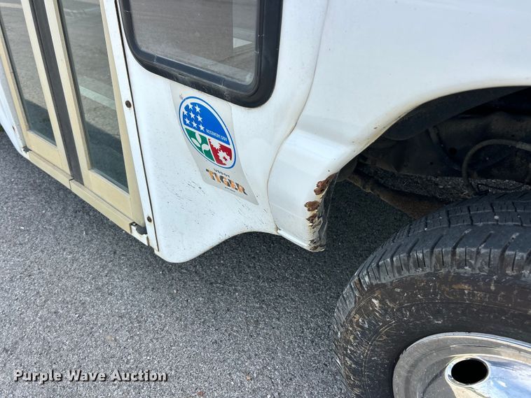 image for item FC2800 2009 Ford E350 Super Duty shuttle bus