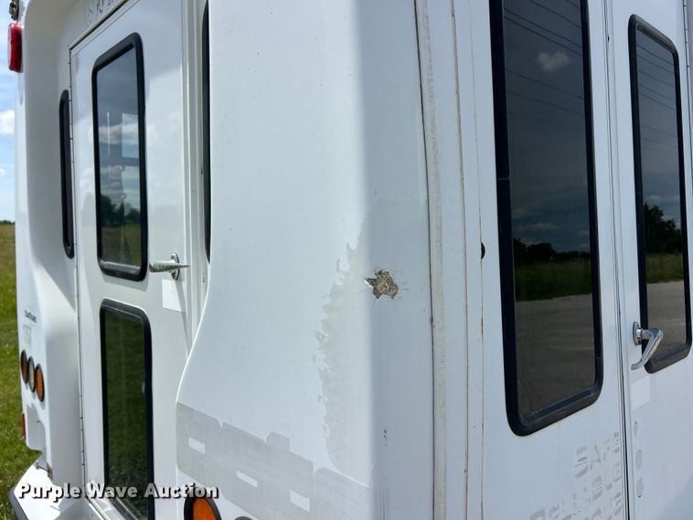 image for item FC2800 2009 Ford E350 Super Duty shuttle bus
