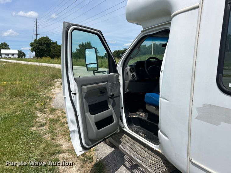 image for item FC2800 2009 Ford E350 Super Duty shuttle bus