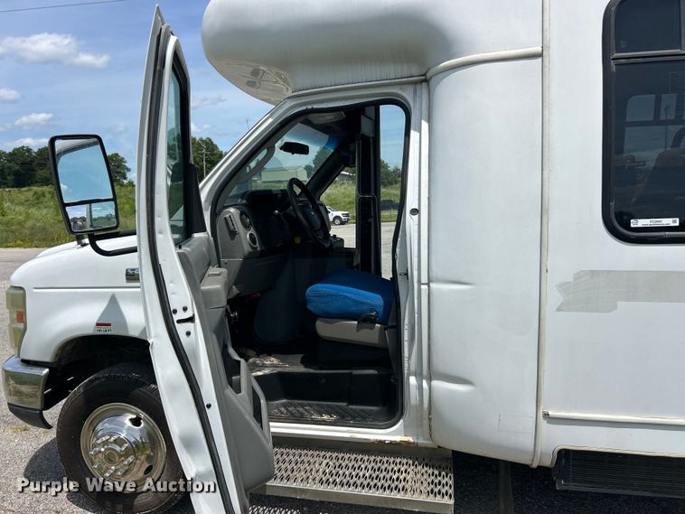 image for item FC2800 2009 Ford E350 Super Duty shuttle bus