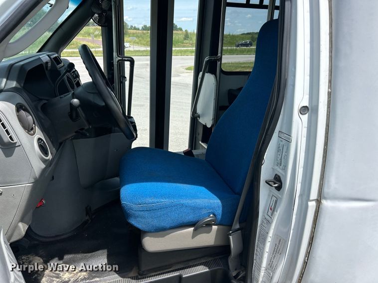 image for item FC2800 2009 Ford E350 Super Duty shuttle bus