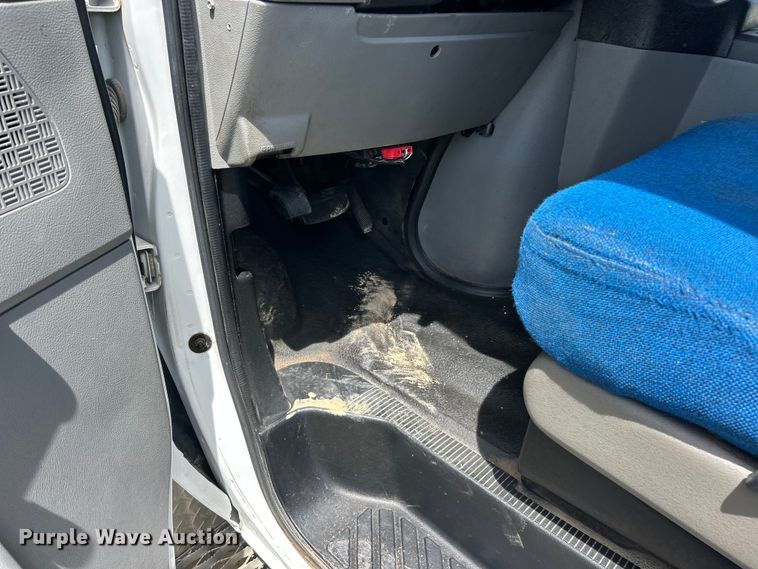 image for item FC2800 2009 Ford E350 Super Duty shuttle bus