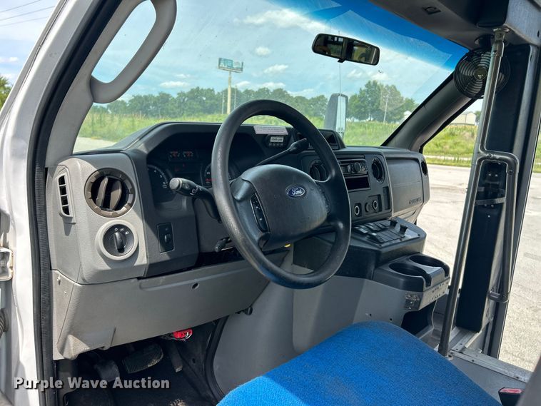 image for item FC2800 2009 Ford E350 Super Duty shuttle bus