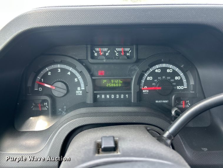 image for item FC2800 2009 Ford E350 Super Duty shuttle bus