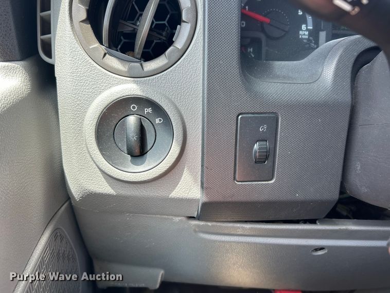 image for item FC2800 2009 Ford E350 Super Duty shuttle bus