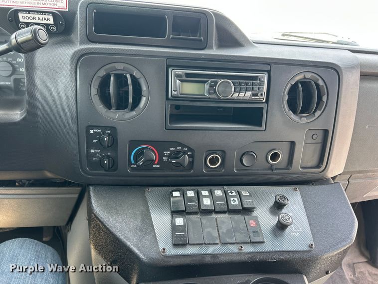 image for item FC2800 2009 Ford E350 Super Duty shuttle bus