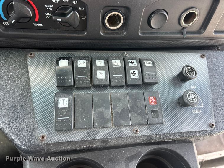 image for item FC2800 2009 Ford E350 Super Duty shuttle bus