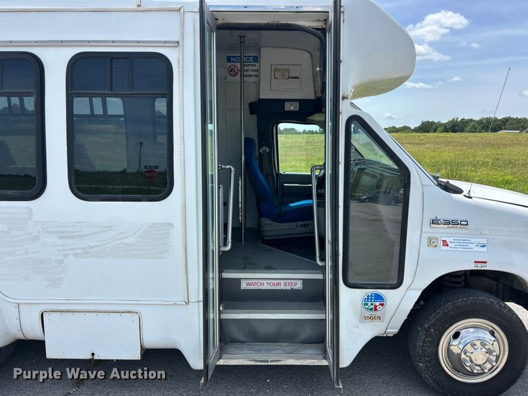 image for item FC2800 2009 Ford E350 Super Duty shuttle bus