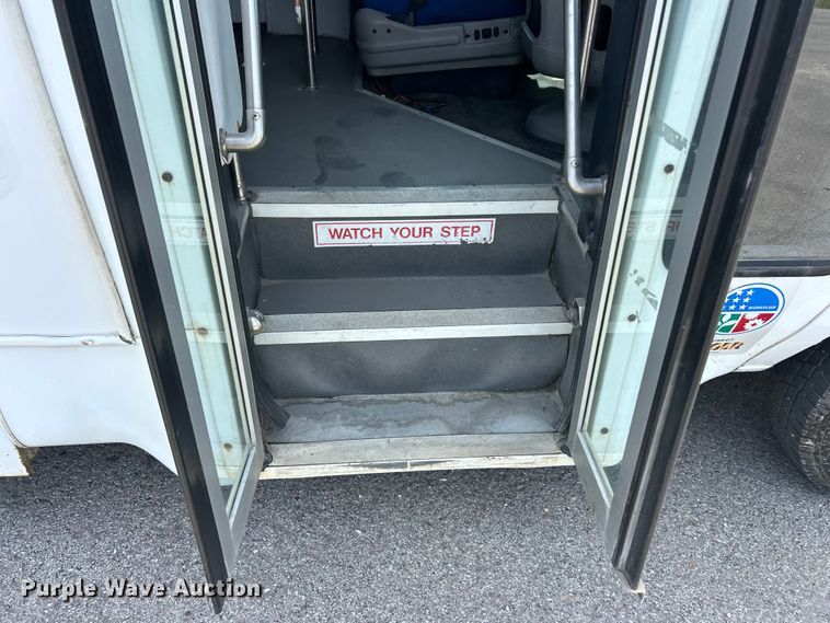 image for item FC2800 2009 Ford E350 Super Duty shuttle bus
