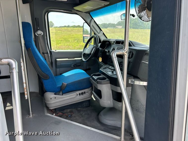 image for item FC2800 2009 Ford E350 Super Duty shuttle bus