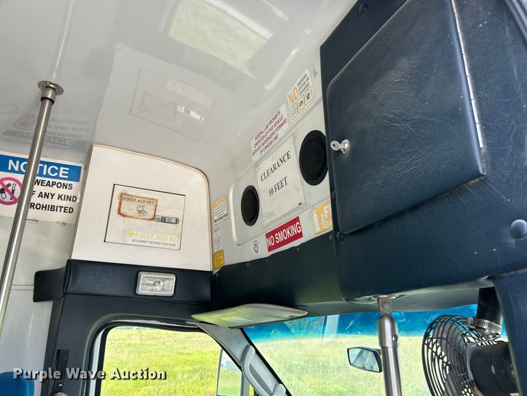 image for item FC2800 2009 Ford E350 Super Duty shuttle bus
