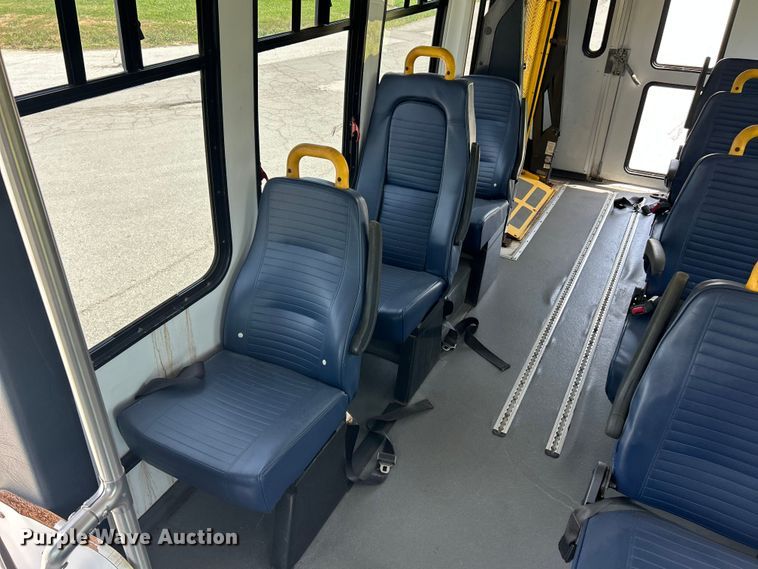 image for item FC2800 2009 Ford E350 Super Duty shuttle bus