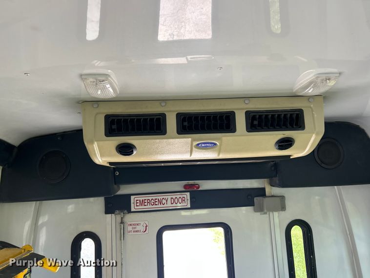 image for item FC2800 2009 Ford E350 Super Duty shuttle bus