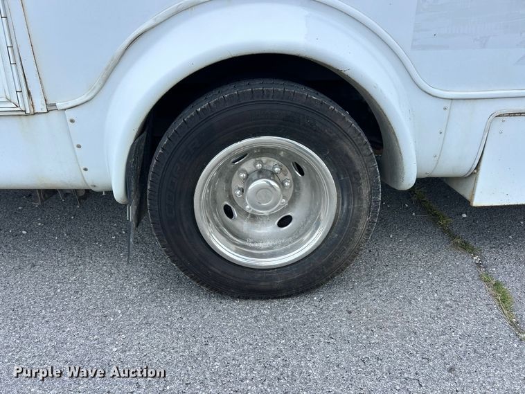 image for item FC2800 2009 Ford E350 Super Duty shuttle bus