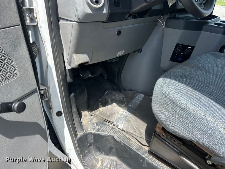image for item FC2803 2012 Ford E350 Super Duty shuttle bus