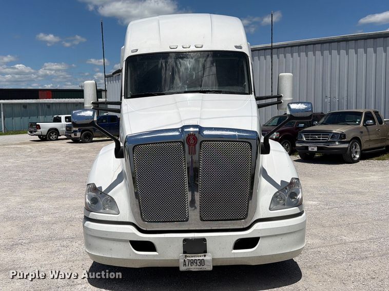 image for item FC3143 2021 Kenworth T680 semi truck
