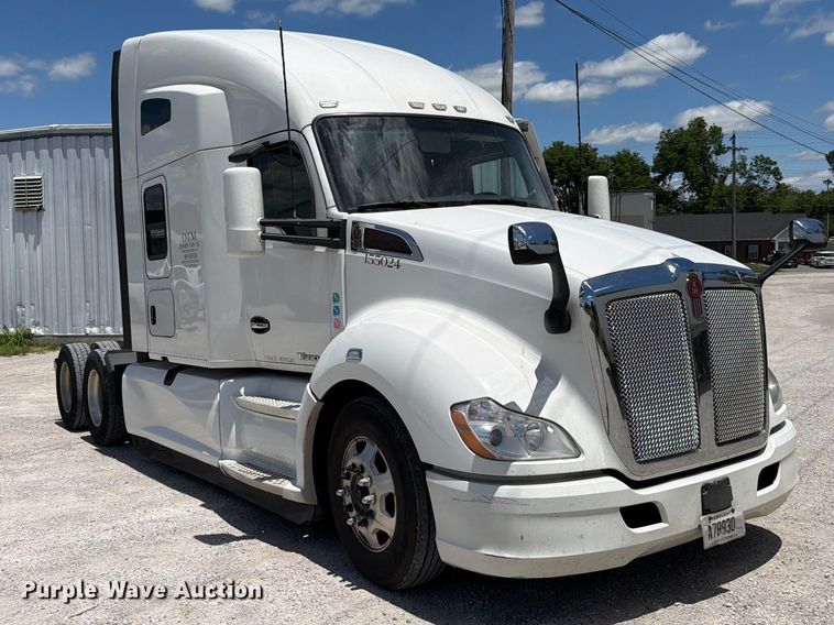image for item FC3143 2021 Kenworth T680 semi truck