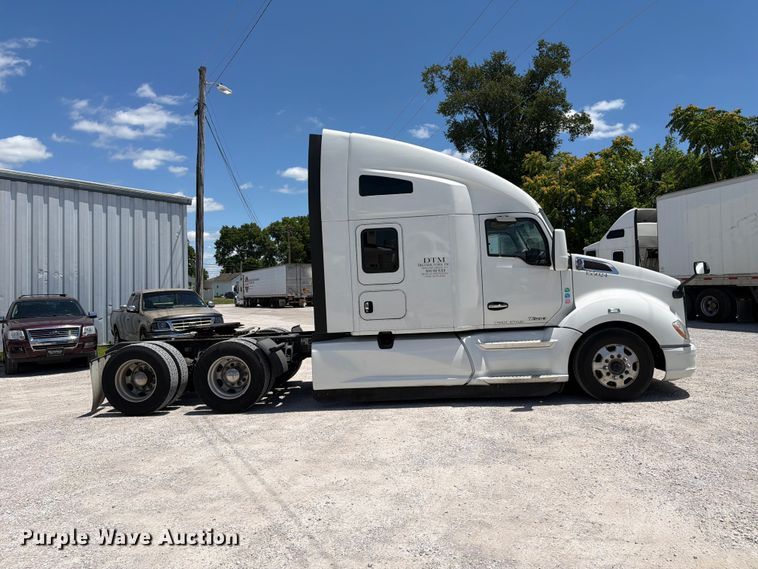 image for item FC3143 2021 Kenworth T680 semi truck