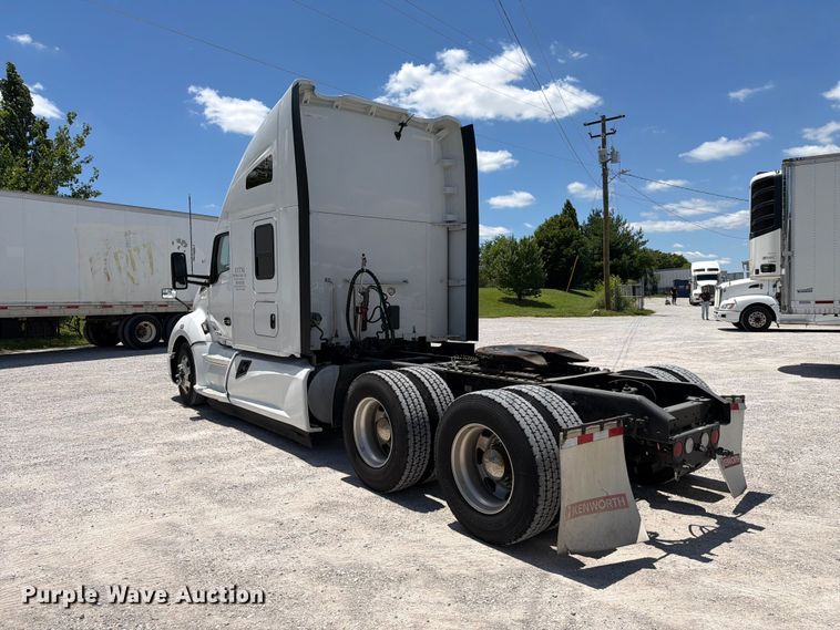 image for item FC3143 2021 Kenworth T680 semi truck
