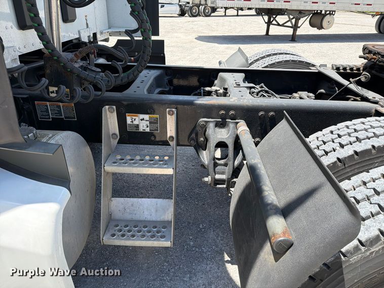 image for item FC3143 2021 Kenworth T680 semi truck