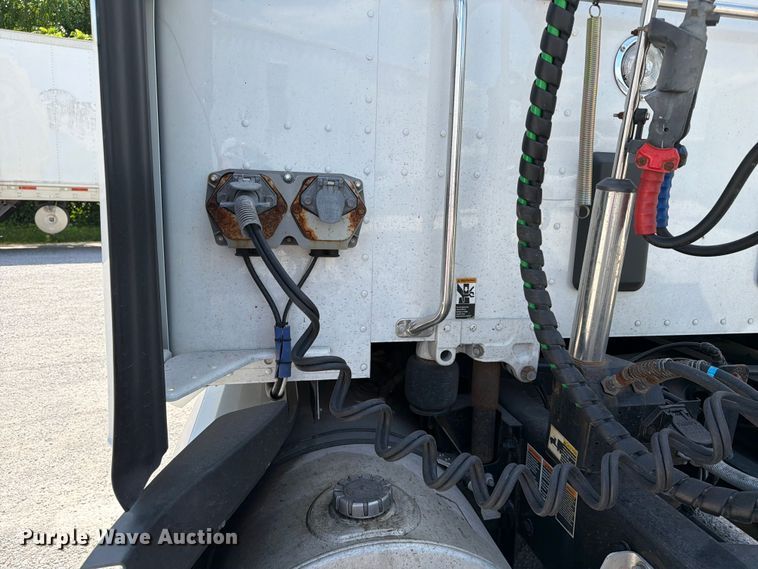 image for item FC3143 2021 Kenworth T680 semi truck