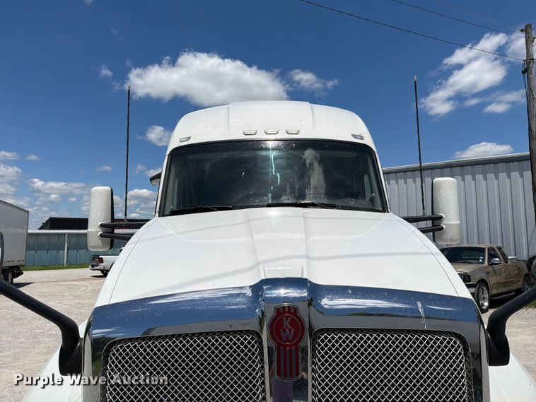 image for item FC3143 2021 Kenworth T680 semi truck