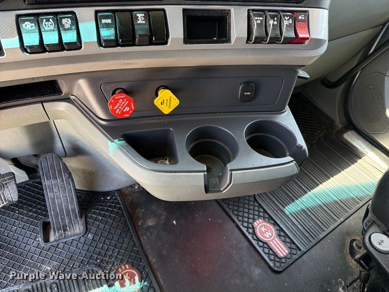 image for item FC3143 2021 Kenworth T680 semi truck