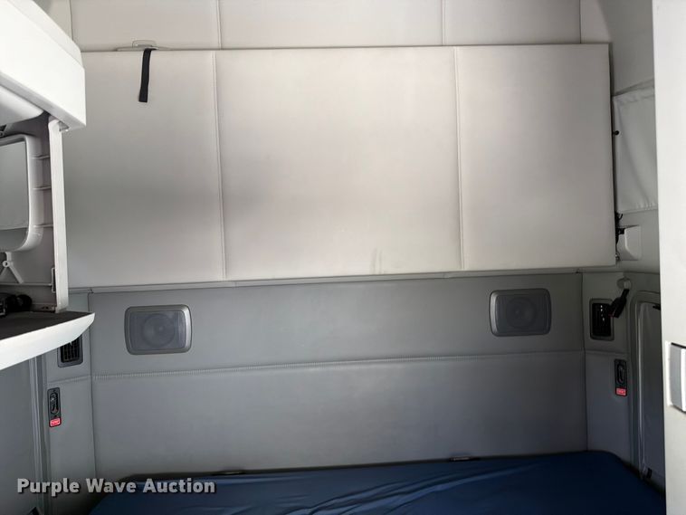 image for item FC3143 2021 Kenworth T680 semi truck