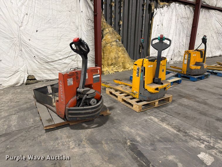 image for item FC3163 (4) pallet jacks