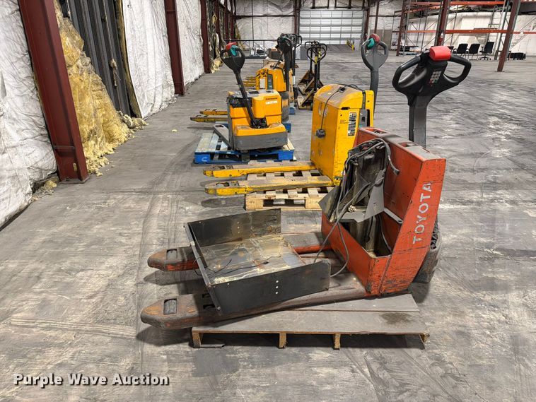 image for item FC3163 (4) pallet jacks