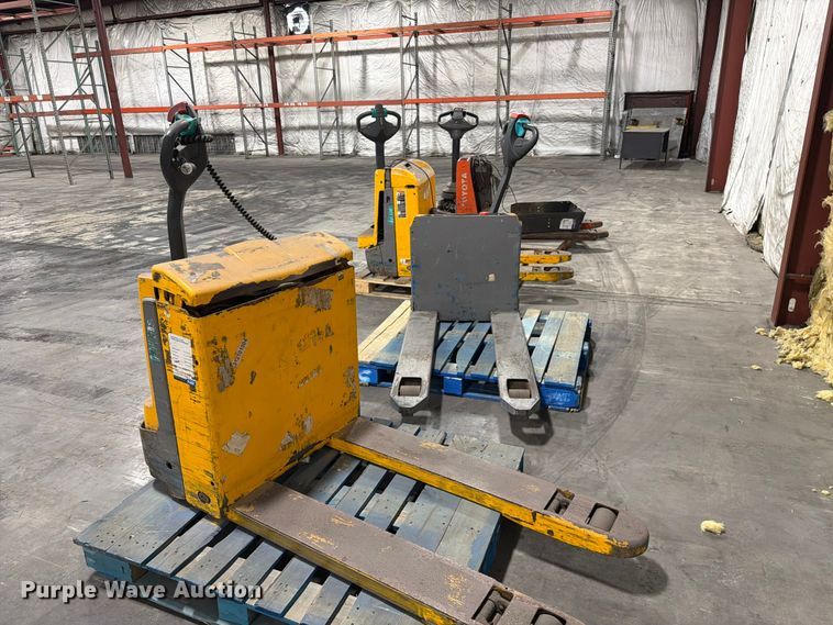 image for item FC3163 (4) pallet jacks