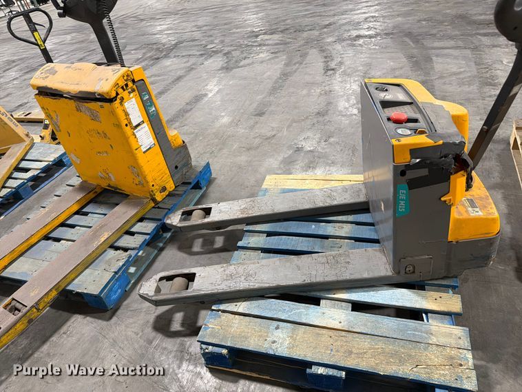 image for item FC3163 (4) pallet jacks