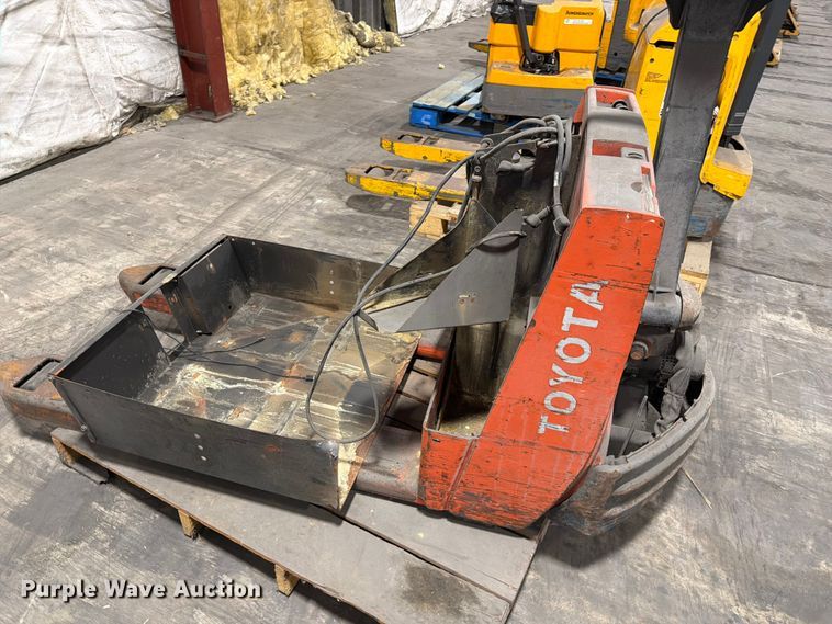 image for item FC3163 (4) pallet jacks