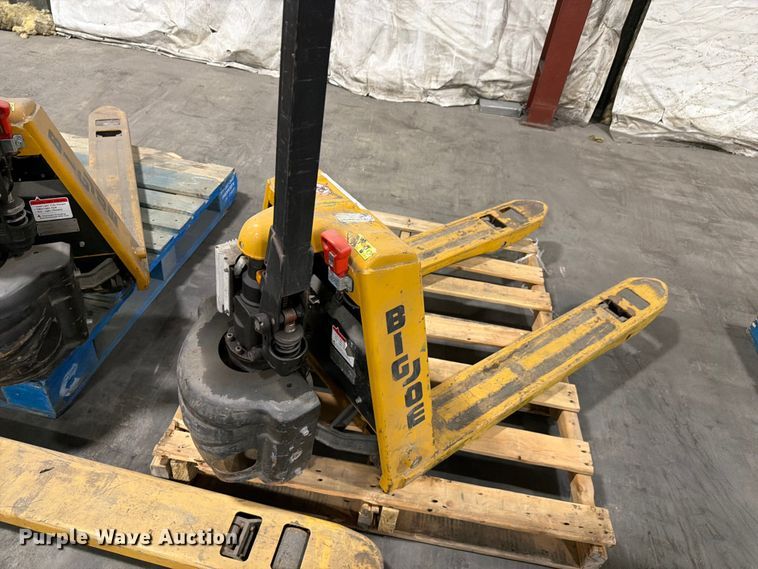 image for item FC3164 (6) pallet jacks