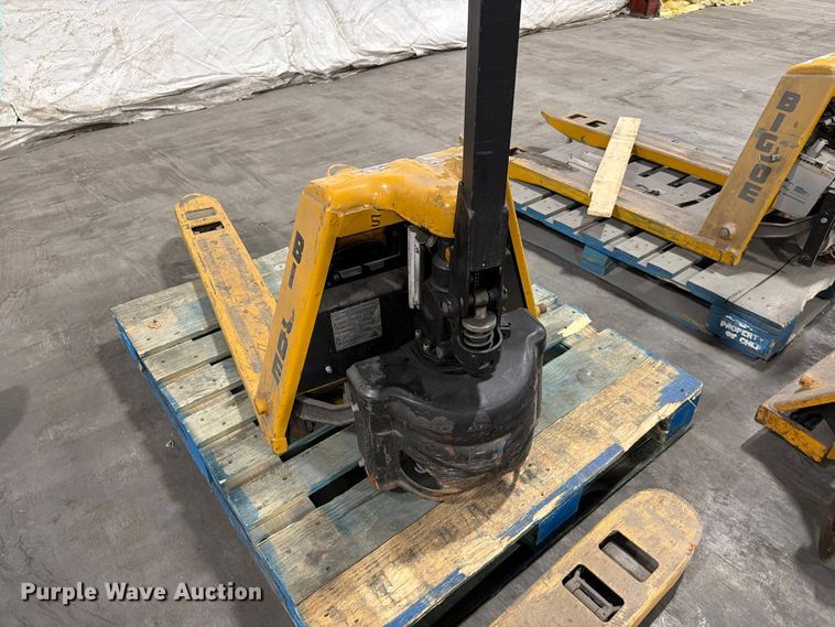 image for item FC3164 (6) pallet jacks