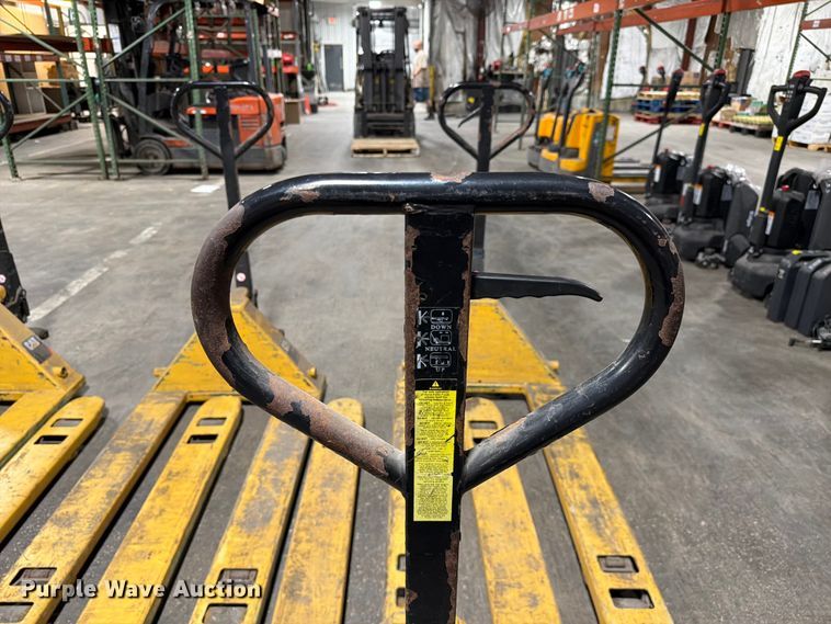 image for item FC3174 (6) Caterpillar pallet jacks