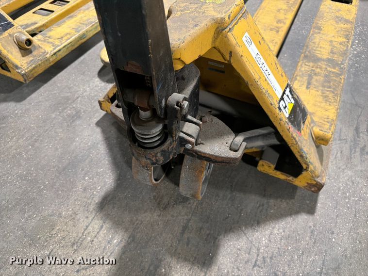 image for item FC3174 (6) Caterpillar pallet jacks