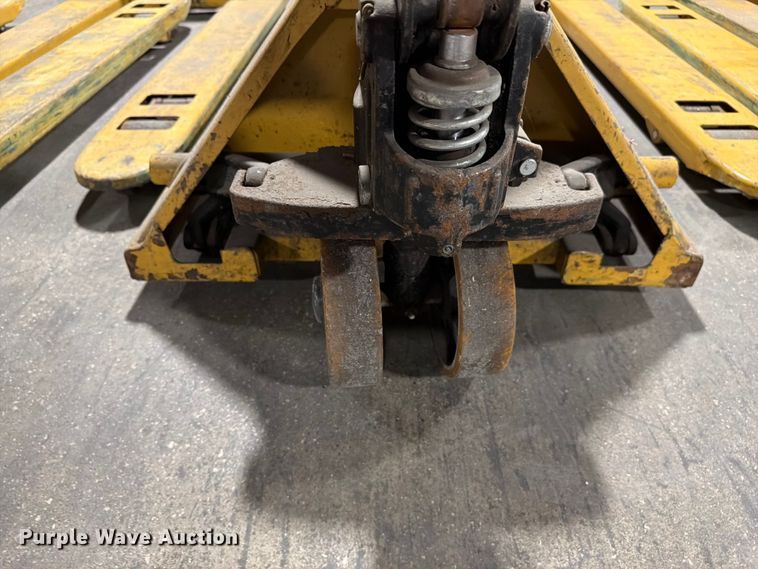 image for item FC3174 (6) Caterpillar pallet jacks