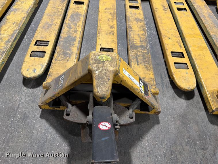 image for item FC3174 (6) Caterpillar pallet jacks