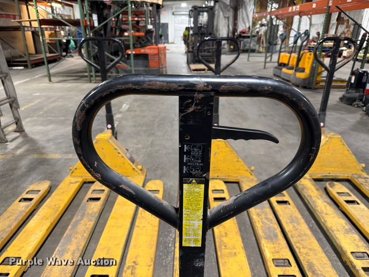 image for item FC3174 (6) Caterpillar pallet jacks