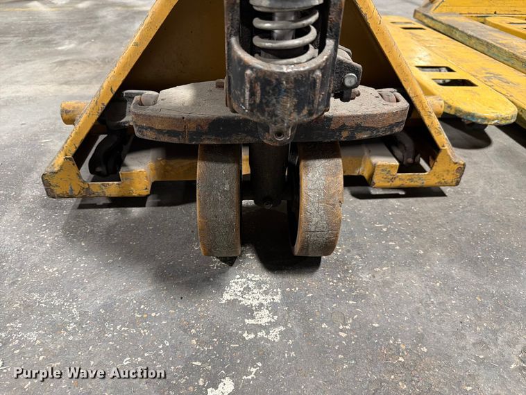 image for item FC3174 (6) Caterpillar pallet jacks