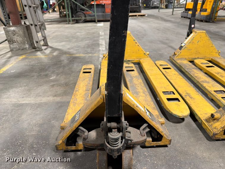 image for item FC3174 (6) Caterpillar pallet jacks
