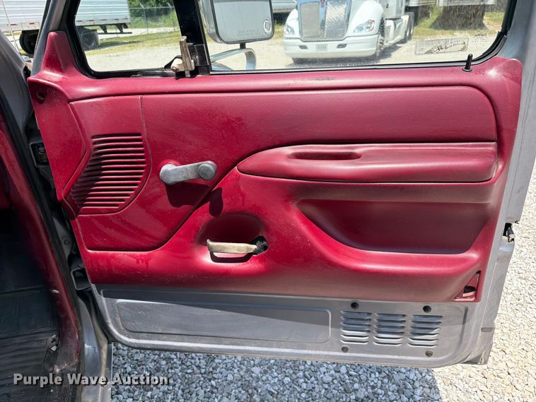 image for item FC3206 1994 Ford F150 pickup truck