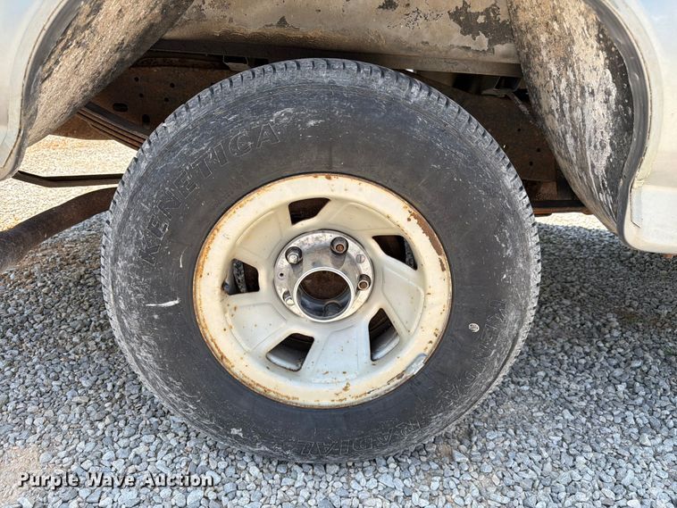 image for item FC3206 1994 Ford F150 pickup truck