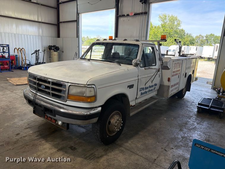 image for item FC3207 1993 Ford F450 Super Duty utility / service truck