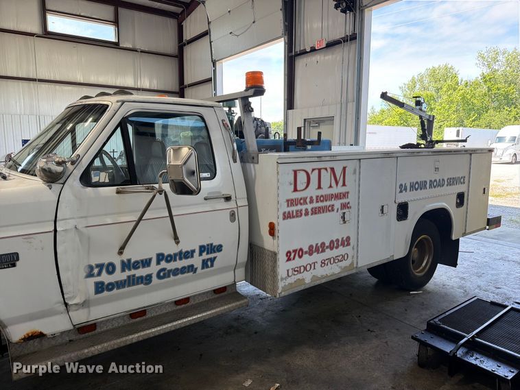 image for item FC3207 1993 Ford F450 Super Duty utility / service truck