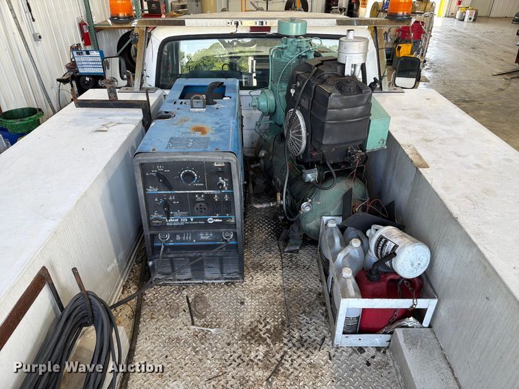 image for item FC3207 1993 Ford F450 Super Duty utility / service truck