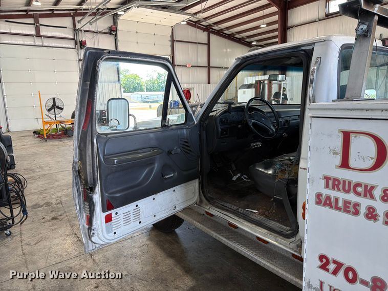 image for item FC3207 1993 Ford F450 Super Duty utility / service truck