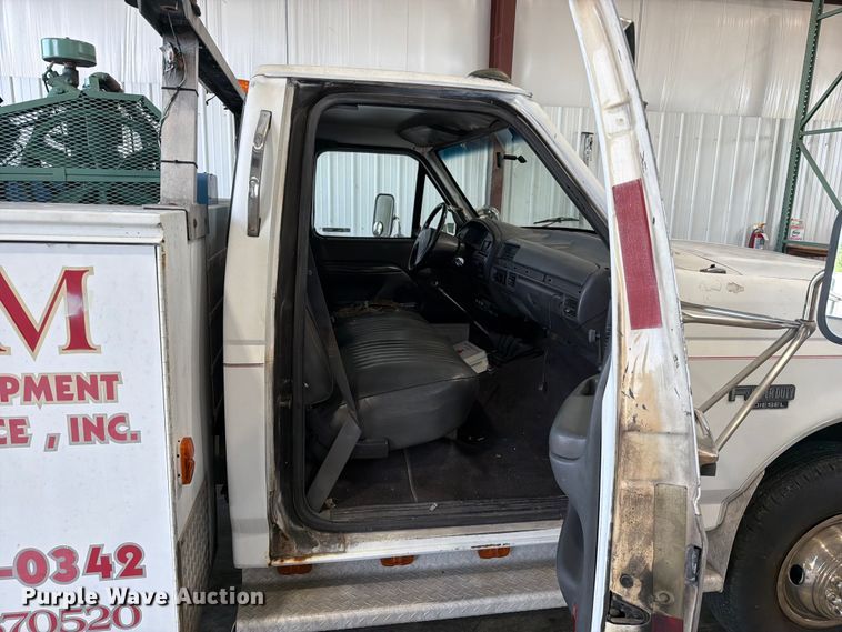image for item FC3207 1993 Ford F450 Super Duty utility / service truck